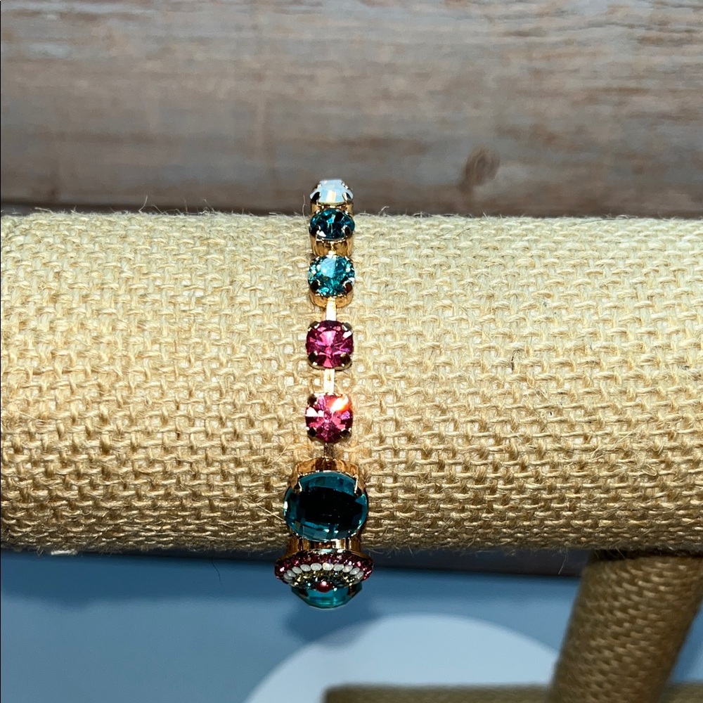 Mariana Gold Bracelet sparkling with Czech and Austrian crystals - Picture 5 of 8